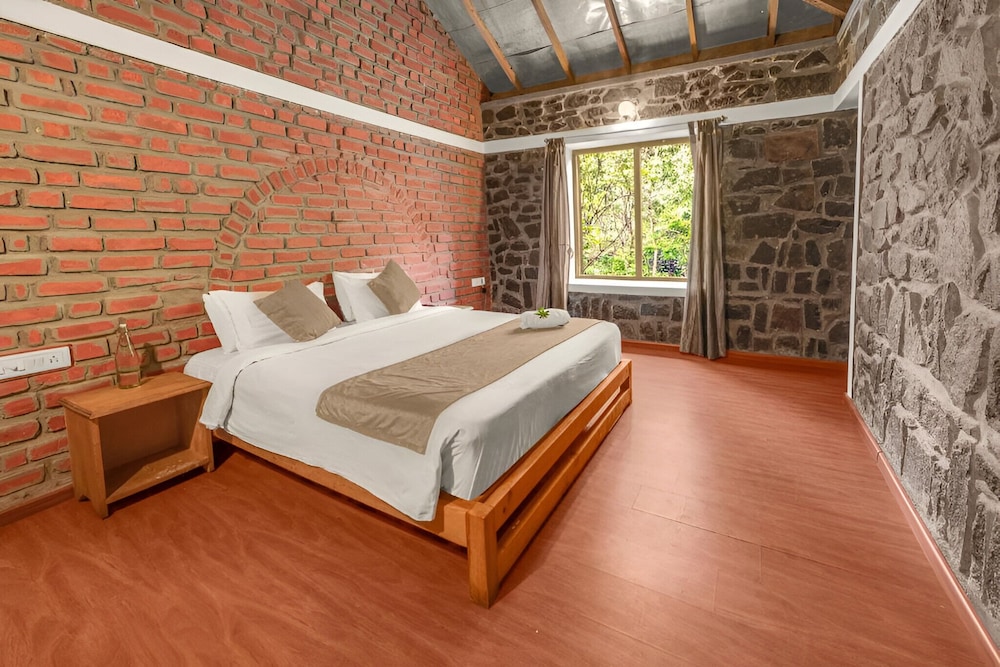 One Bedroom Garden View Suite with Balcony photo 3