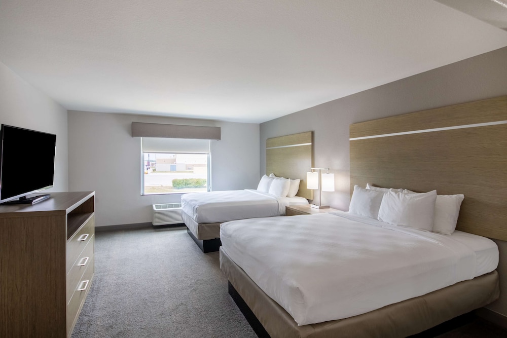 Standard Room, Multiple Beds, Non Smoking, Refrigerator & Microwave (with Sofabed) - Photo 1