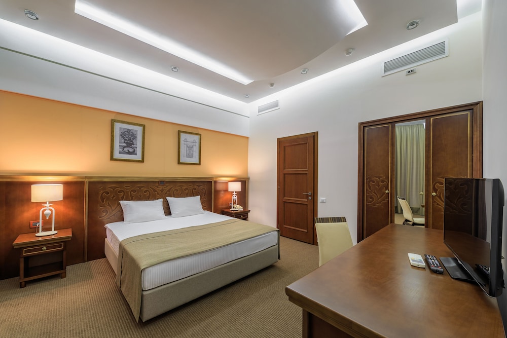 Suite, 1 King Bed with Sofa bed, Non Smoking, City View