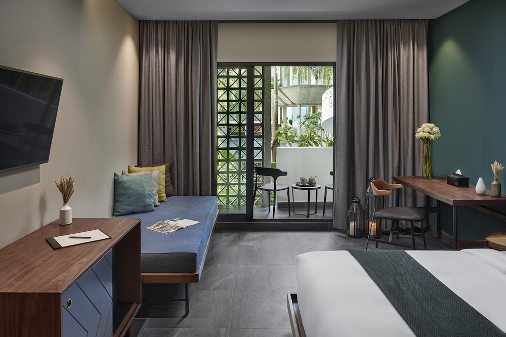 Deluxe Room, 1 King Bed, Pool View