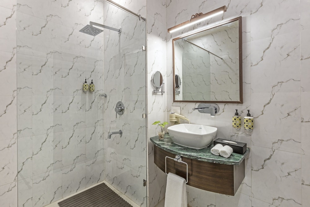 1 Bedroom Deluxe Suite - Photo 3