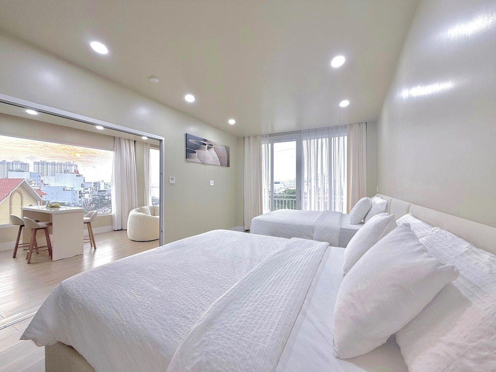 Luxury Deluxe Queen Suite