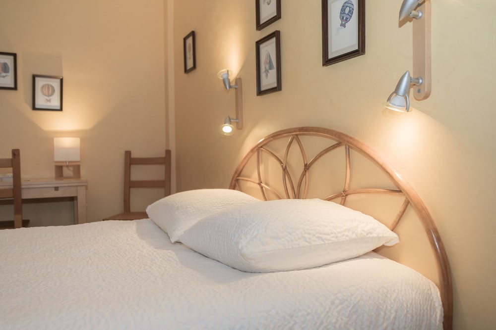 Standard Double Room - Photo 17