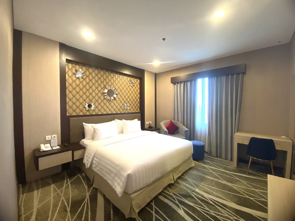 Junior Suite, 1 Queen Bed, Non Smoking (Living Room) - Photo 1