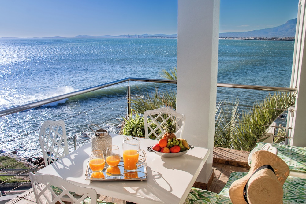 Luxury Suite, 1 King Bed with Sofa bed, Spa Bath, Ocean View, Beachside - Photo 2
