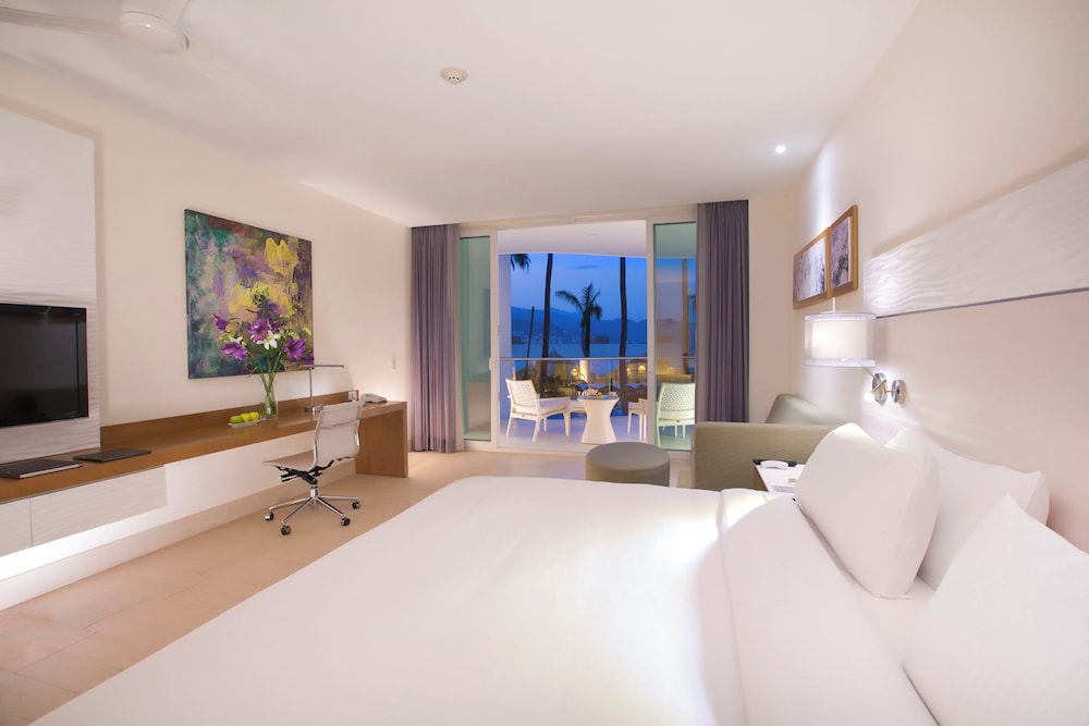 Jr. Suite Balcony King - Photo 1