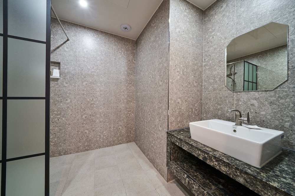 Signature River Twin Room - Photo 3