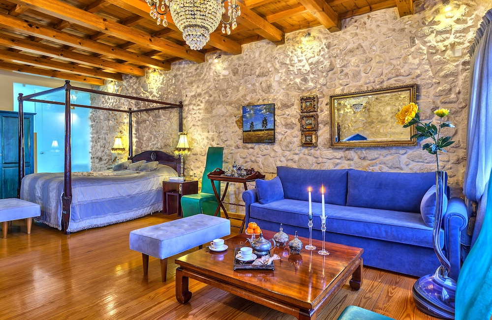 Executive Suite - Photo 23