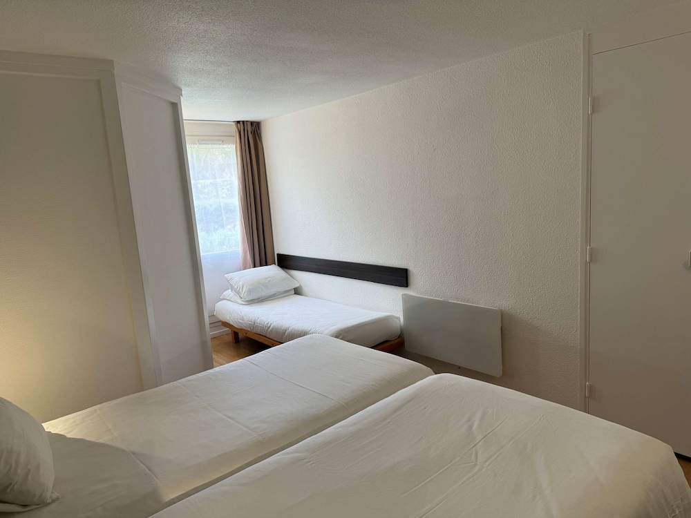Standard Room, 3 Twin Beds photo 2
