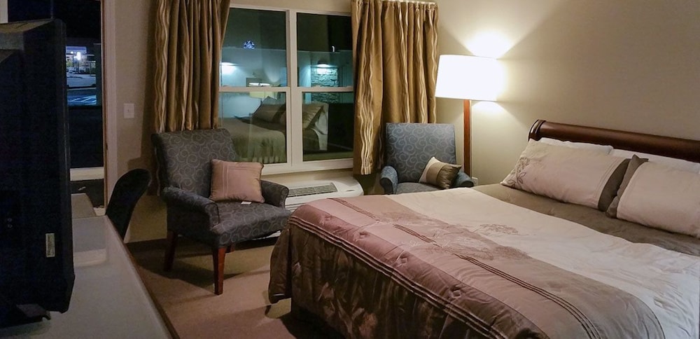 Standard Room, 1 Queen Bed, Refrigerator, Mountain View