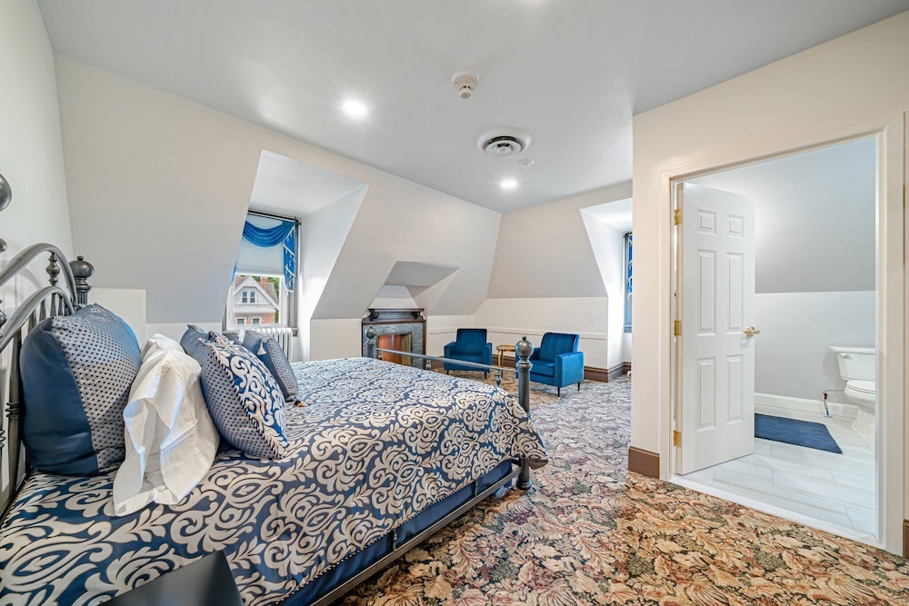 Luxury Suite, 1 King Bed, Non Smoking, Club Lounge Access photo 2
