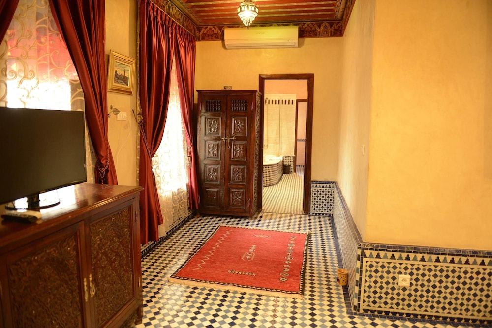 Deluxe Room - Photo 5