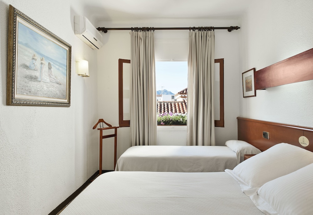 Economy Triple Room photo 3