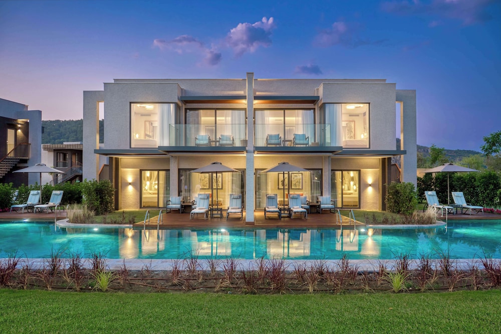 LAKE HOUSE FAMILY SWIM-UP WITH POOL VIEW