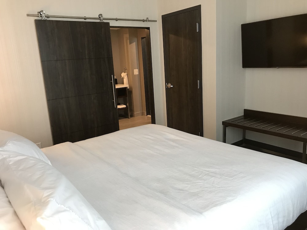 2 Room Suite, 1 King , Accessible (Mobilty & Hearing) photo 2