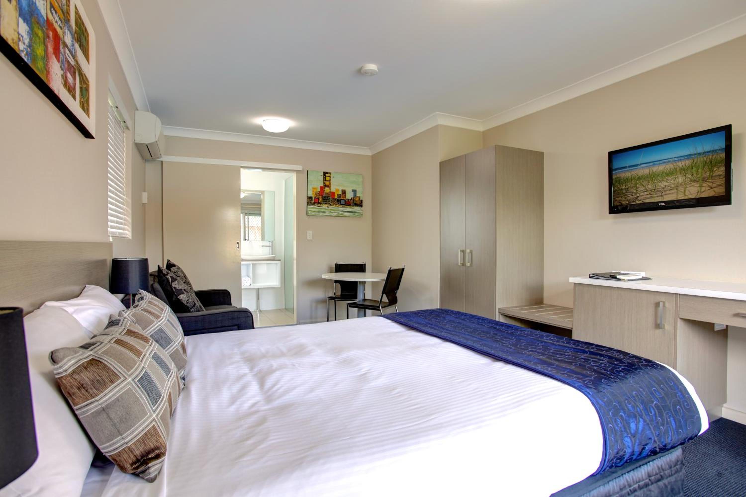 Queen Room with Pool View photo 3
