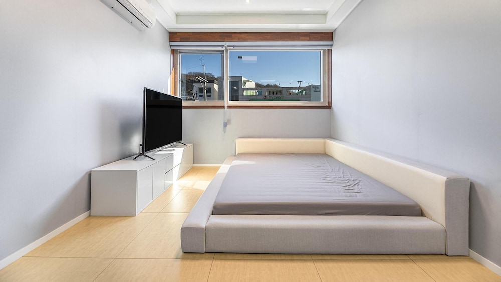 Basic Room, 1 Bedroom (302 Ho (Netflix))