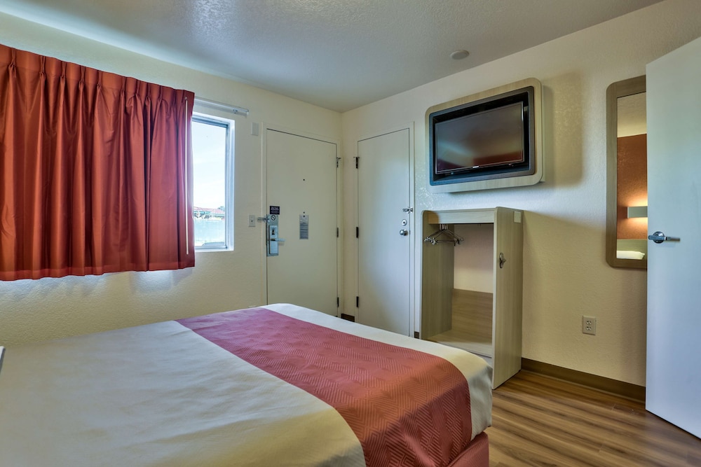 Standard Room, 1 Double Bed, Smoking photo 3