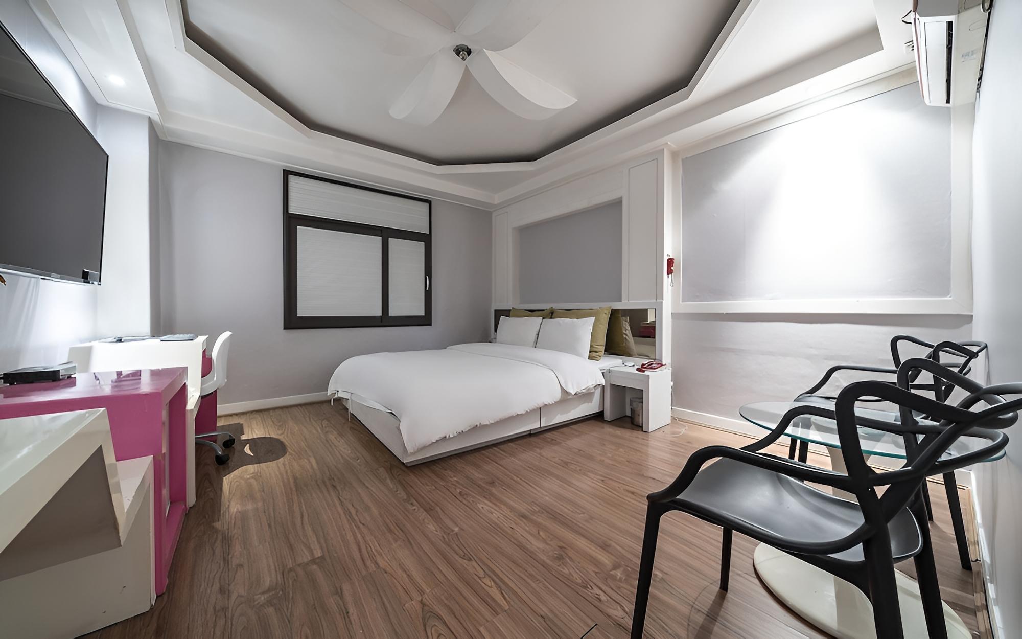 Room (Deluxe (LG 55-inch smart TV Netflix D) photo 1