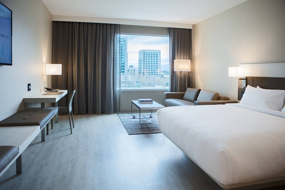 Room, 1 King Bed (Mobility Accessible, Roll-In Shower)