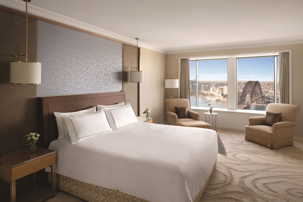 Presidential Suite, Club Lounge Access, Harbor View (High Floor)