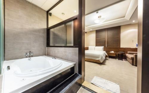 Standard Double Room - Photo 6