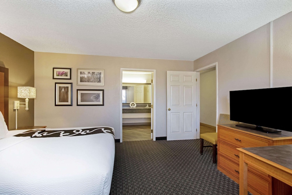 Deluxe Suite, 1 Bedroom, Non Smoking (1 King Bed) - Photo 1