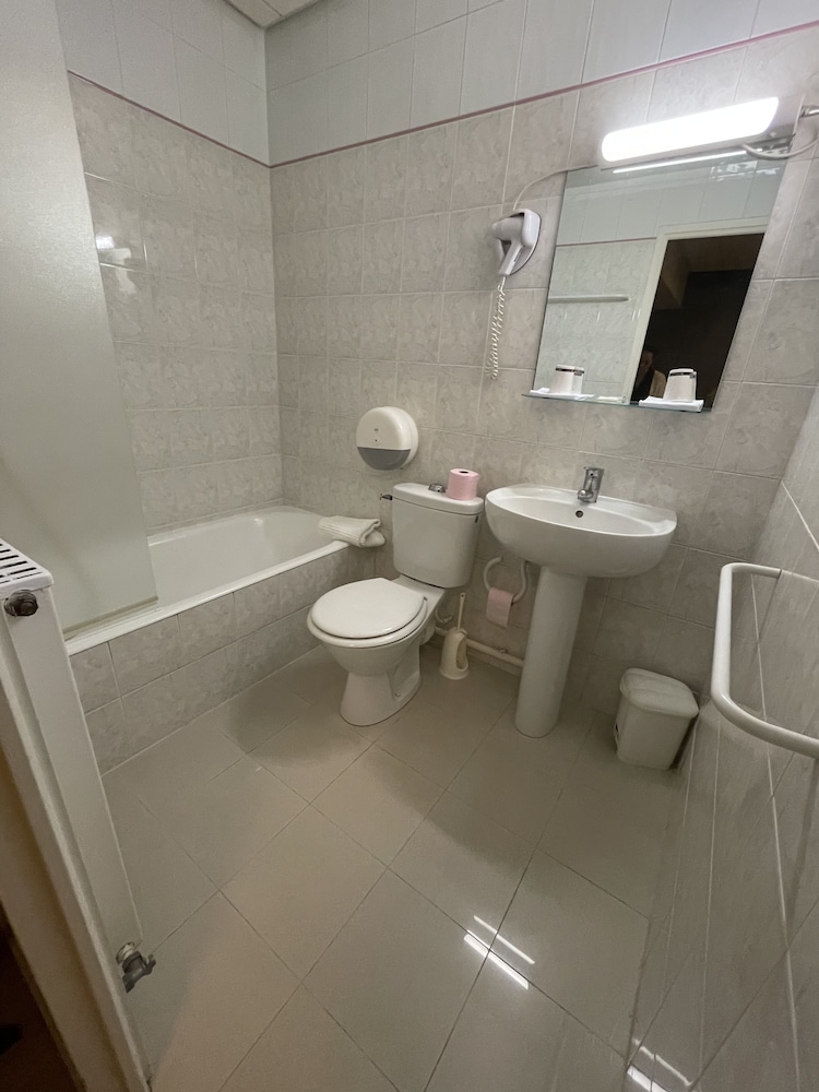 Classic Twin Room, 2 Twin Beds, Non Smoking, City View photo 2