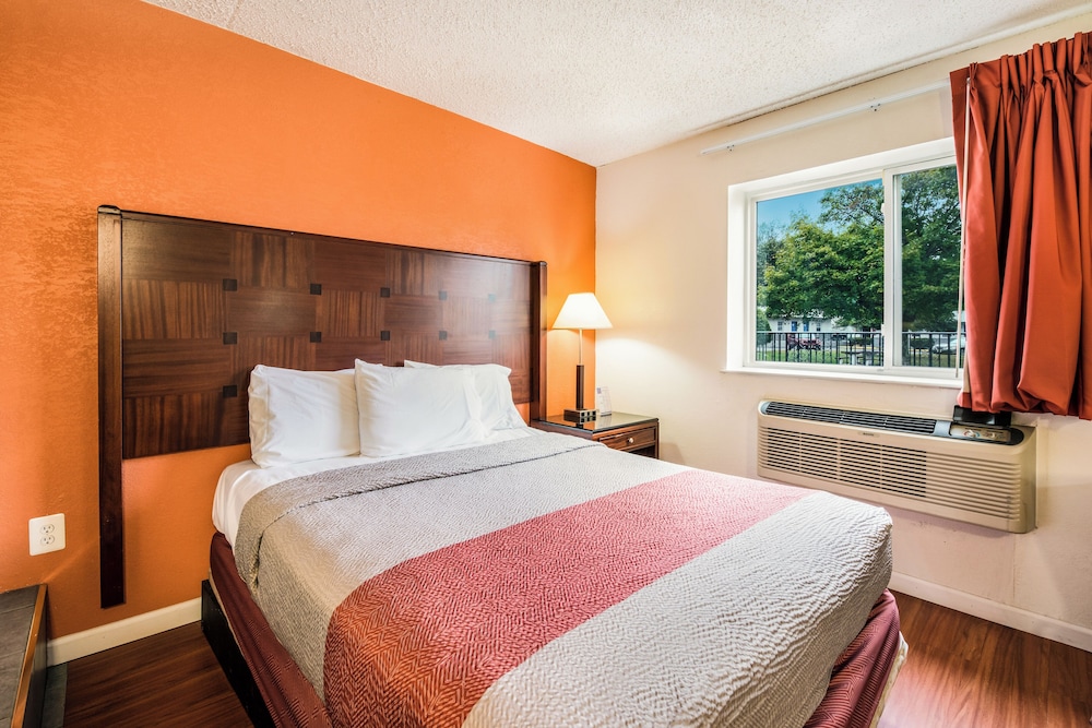 Standard Room, 1 King Bed, Non Smoking - Photo 3