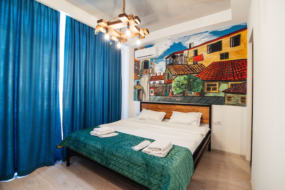 Standard Room, 1 Queen Bed, Courtyard View