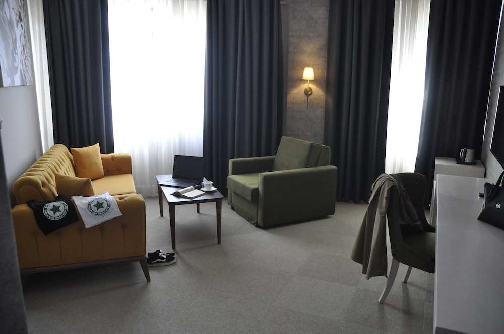 Corner Suite - Photo 11