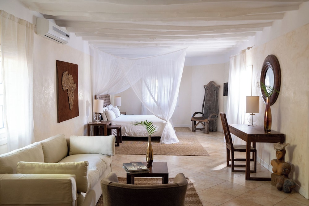 Deluxe Suite, 1 King Bed, Garden View photo 3
