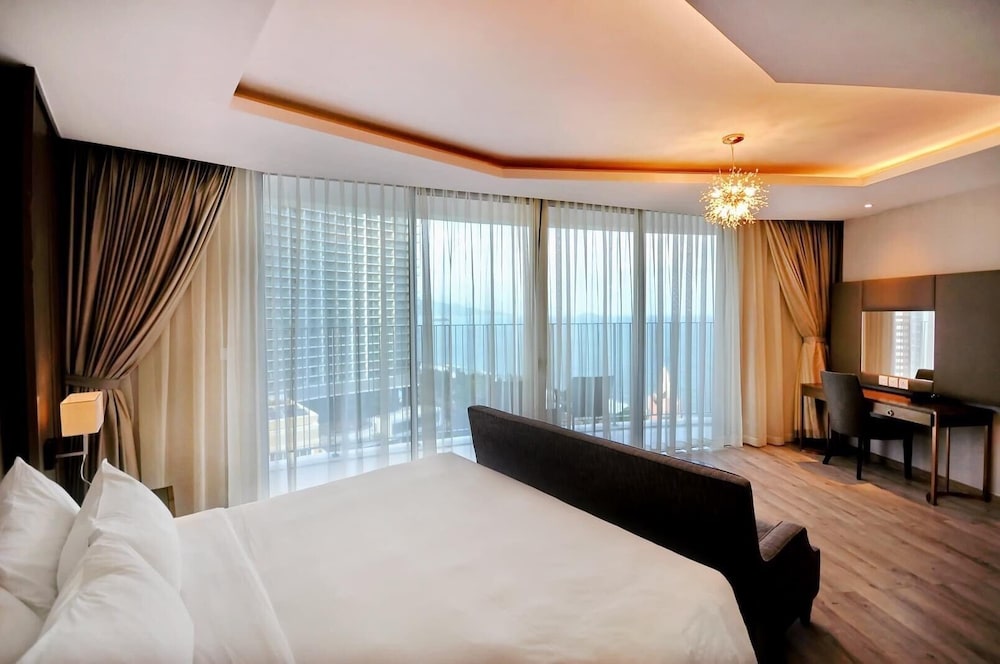 Executive Double Room, 1 King Bed, Partial Sea View photo 2