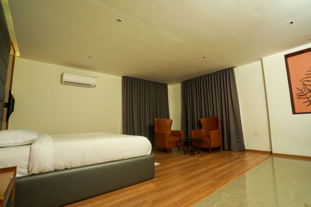 Deluxe Suite, 1 Queen Bed, Accessible, Non Smoking photo 2