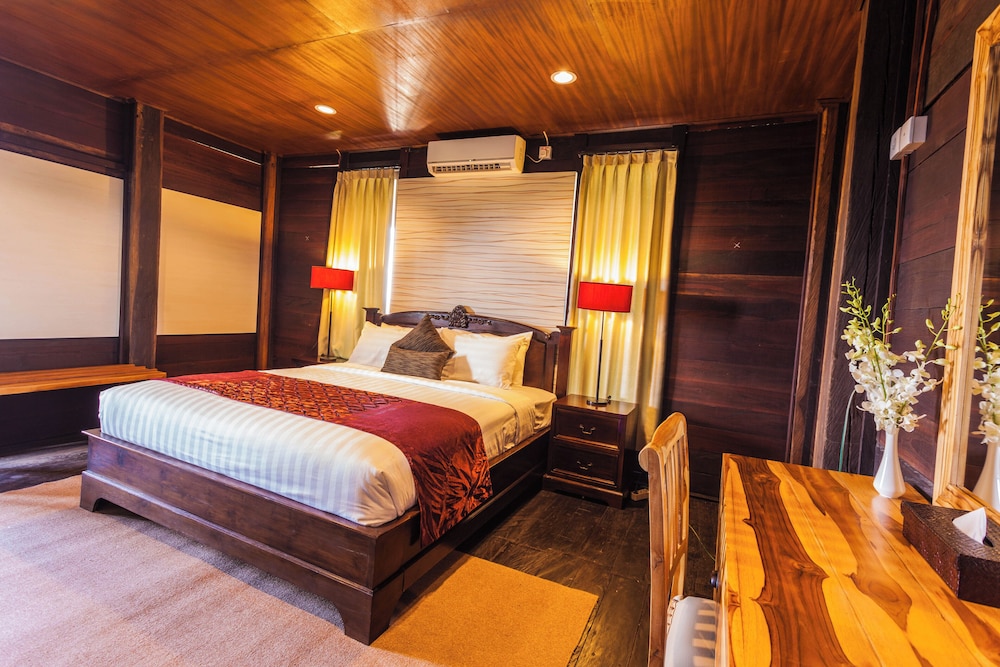 Standard Suite, 1 Queen Bed, City View photo 2