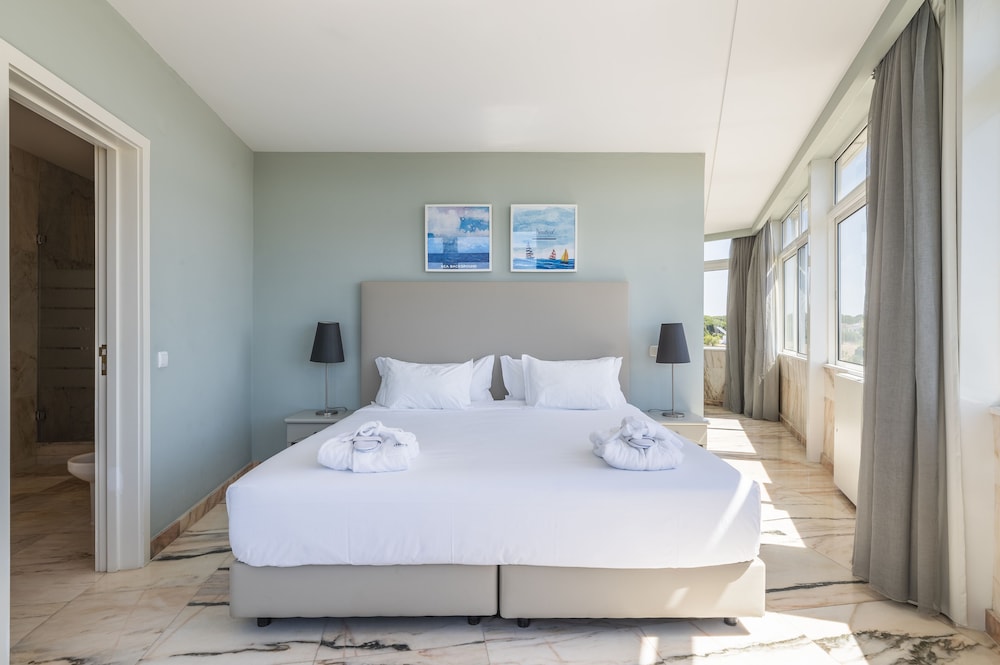 Suite - Photo 1