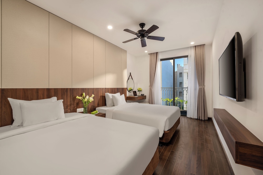 Family Room, Balcony, City View