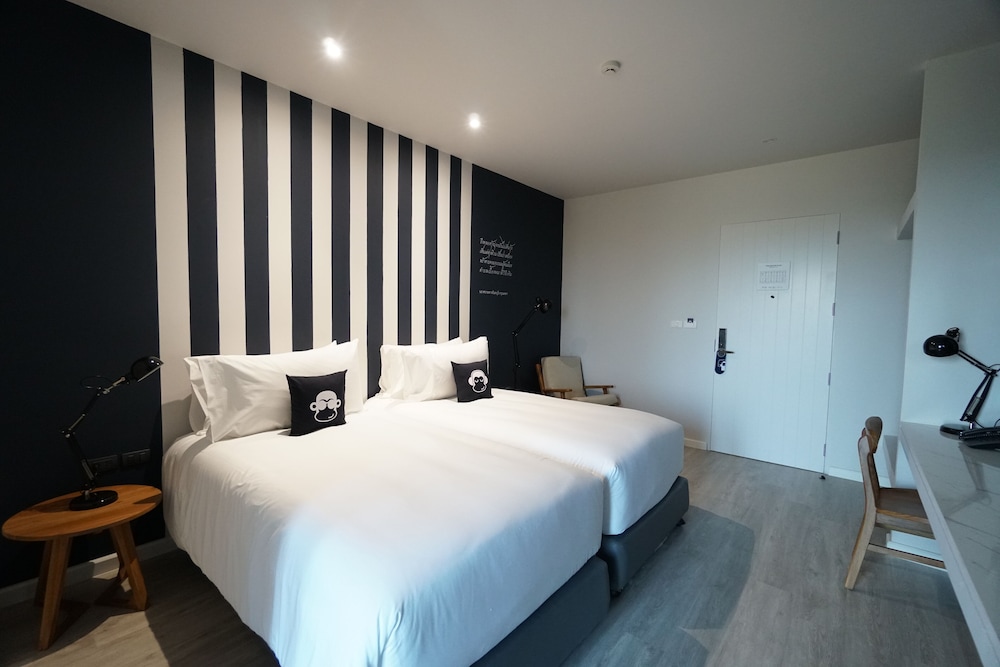 Deluxe Twin Bed - Photo 1