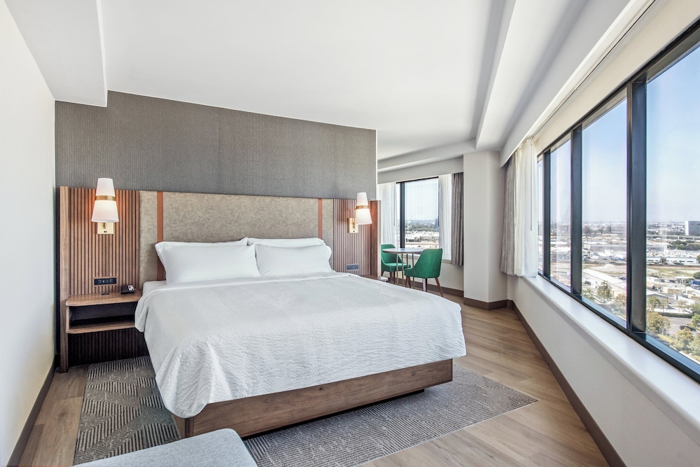 Suite, 1 King Bed (High Floor) - Photo 1