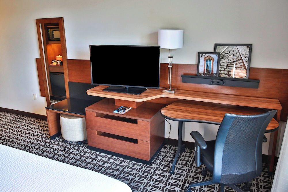 Room, 1 King Bed (Mobility Accessible, Roll-In Shower) photo 3