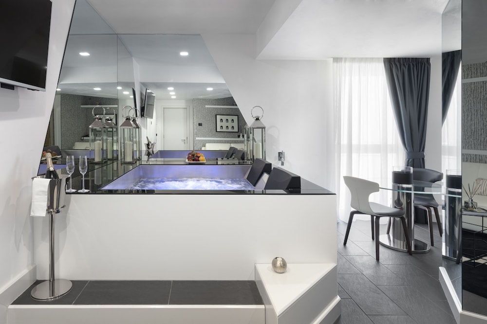 Presidential Room, 1 King Bed with Sofa bed, Jetted Tub, City View thumbnail 6
