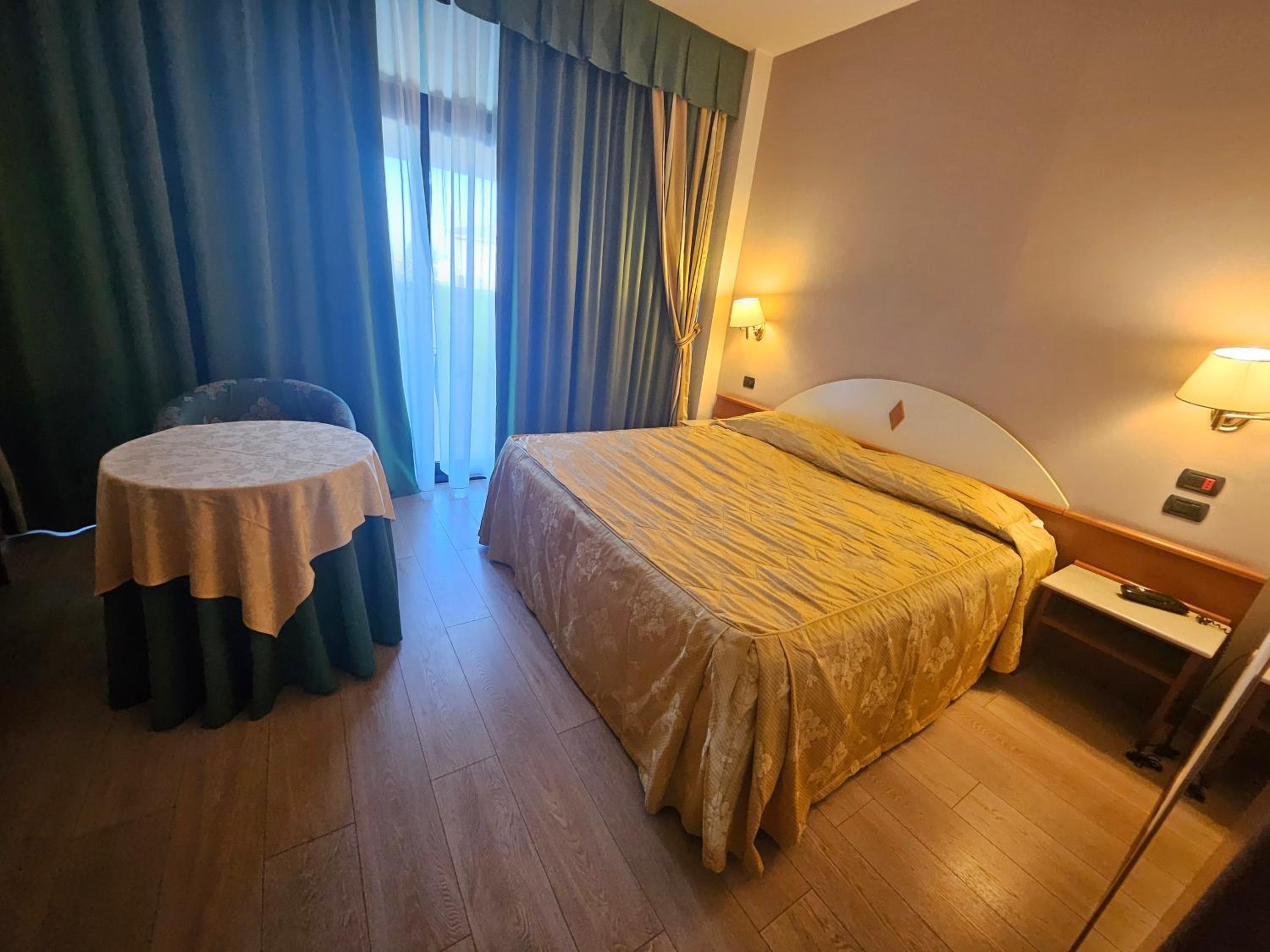 Deluxe Double Room with Balcony photo 2