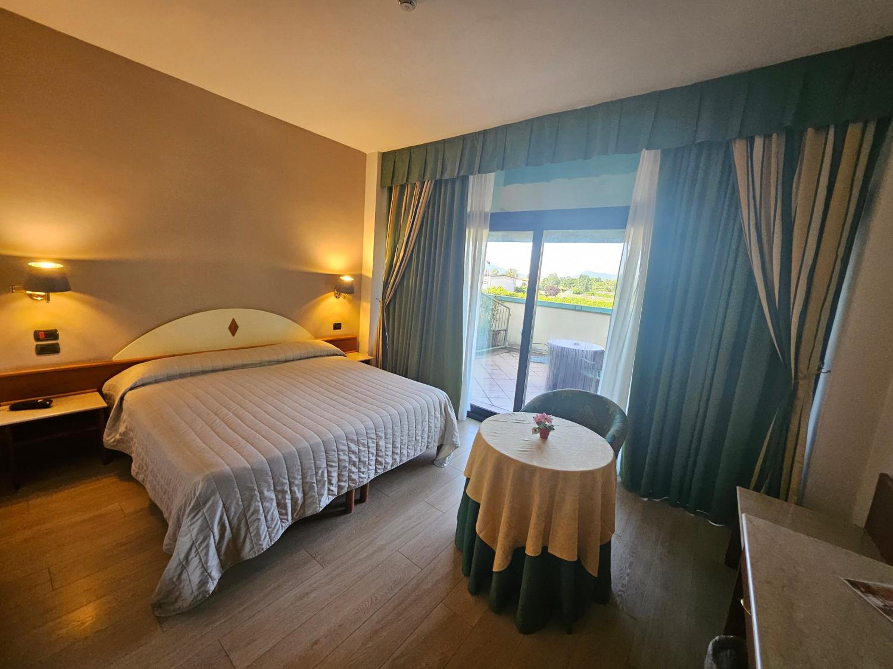 Deluxe Double Room with Balcony photo 3