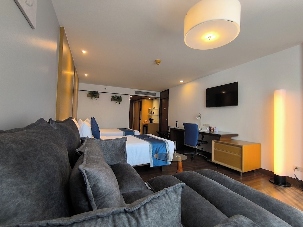 Premier Friend & Family Connecting Room photo 2