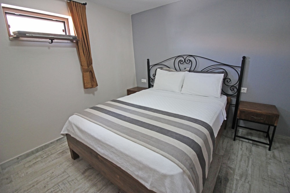 Economy Double Room (No View, Basement) photo 3