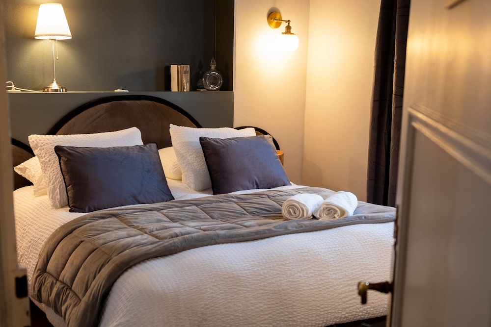 Deluxe Double Room, Ensuite, City View (Boudoir de Lady Robinson)
