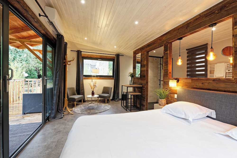 Deluxe Chalet, 1 Double Bed, Kitchenette, Garden Area photo 2