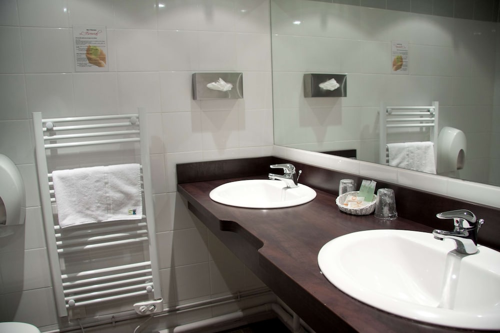 Standard Room, Multiple Beds - Photo 8