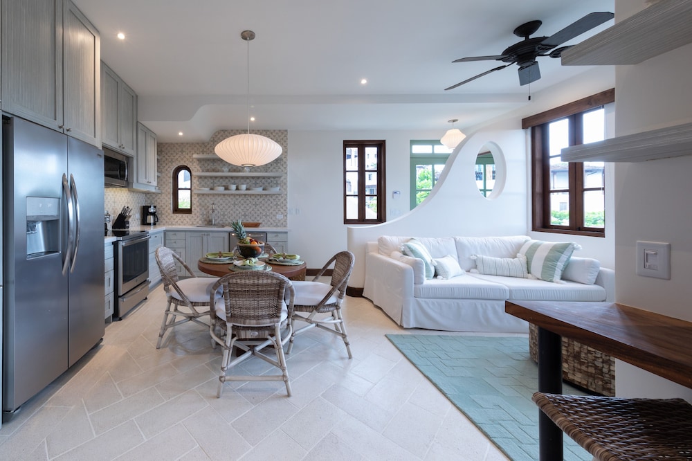 Deluxe Apartment, 1 King Bed, Balcony, Partial Ocean View (14B Calle Cartagena | 1 BR | 1 BA)