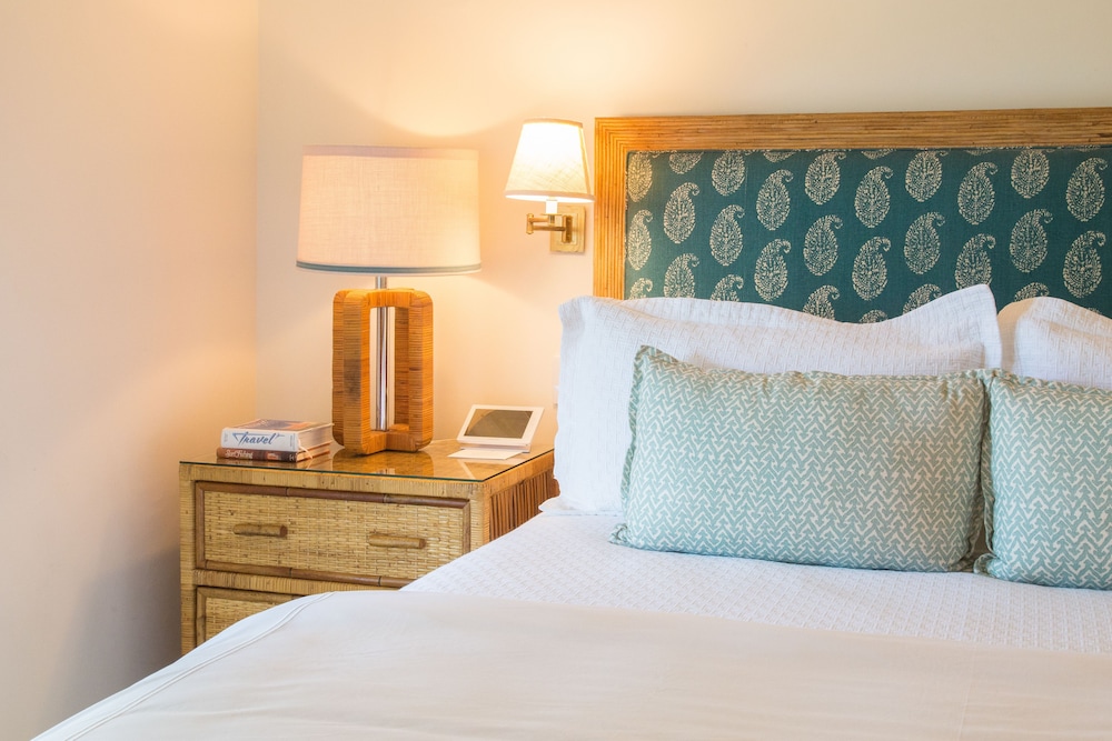 Deluxe Room, 1 King Bed, Beach View photo 2